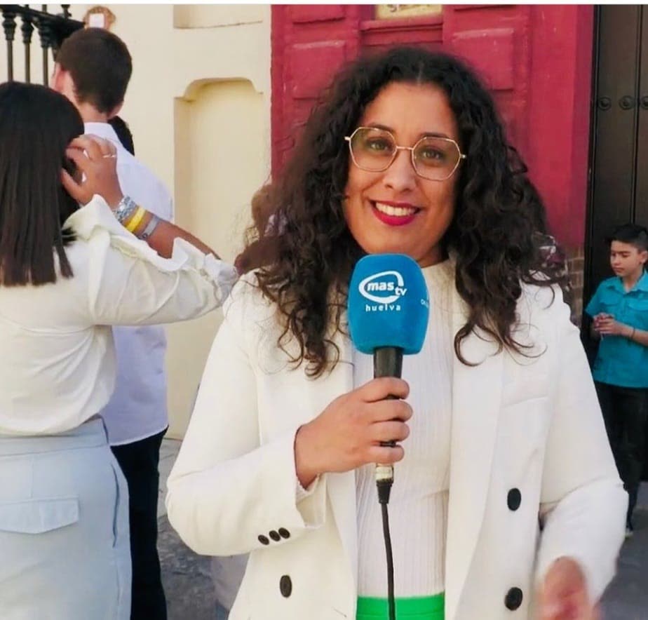 Marta Sánchez con un micrófono de Más TV Huelva durante un directo