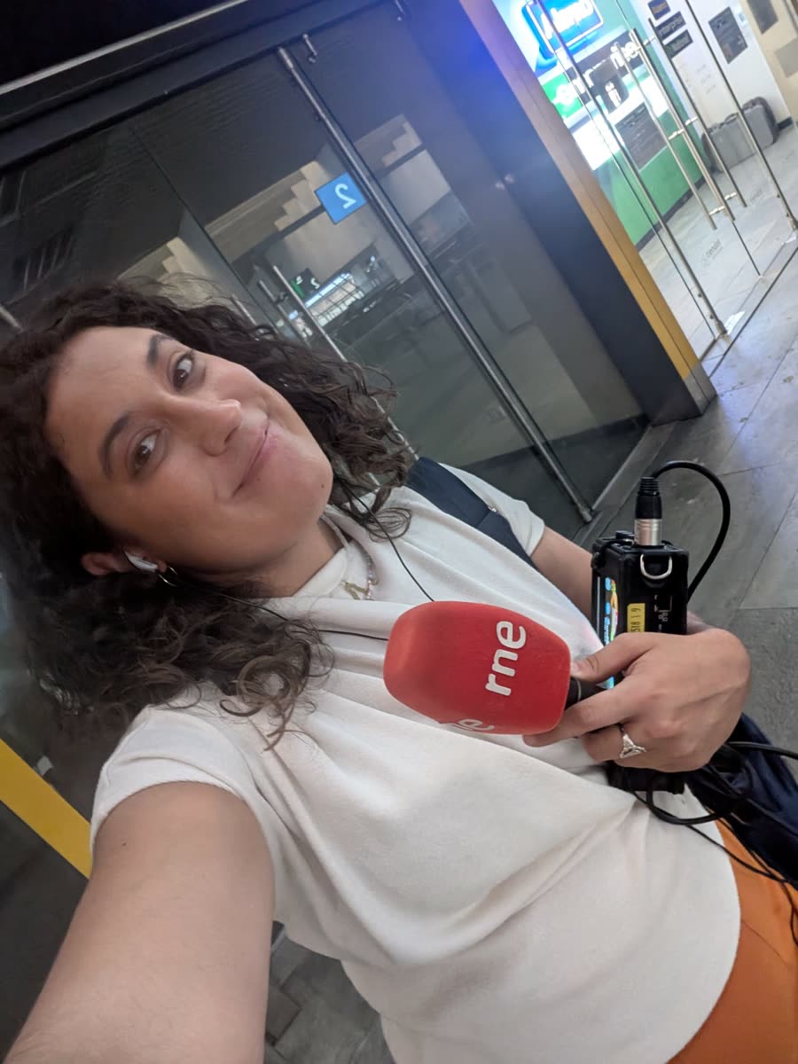Marta Sánchez con un micrófono de RNE y la grabadora en la estación